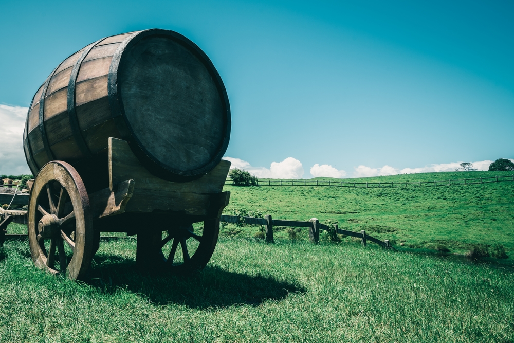 乡野醇香 复古酒桶与有机酒厂的田园牧歌
